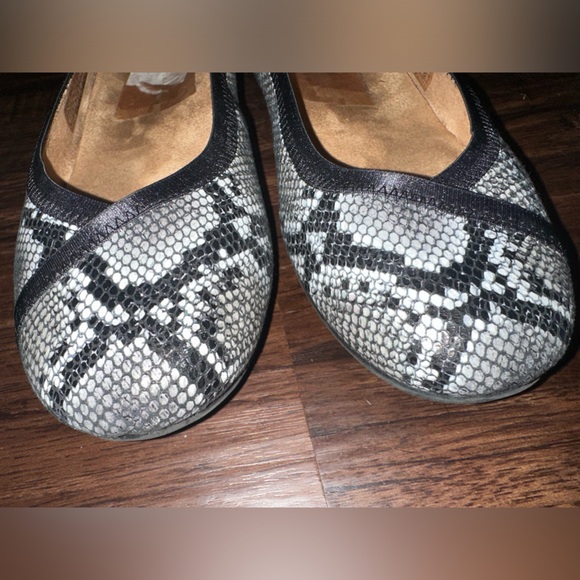 VIONIC Caroll Spark Ballet Flat Black Gray Snakeskin Size 7 Slip On Excellent! - Picture 4 of 6
